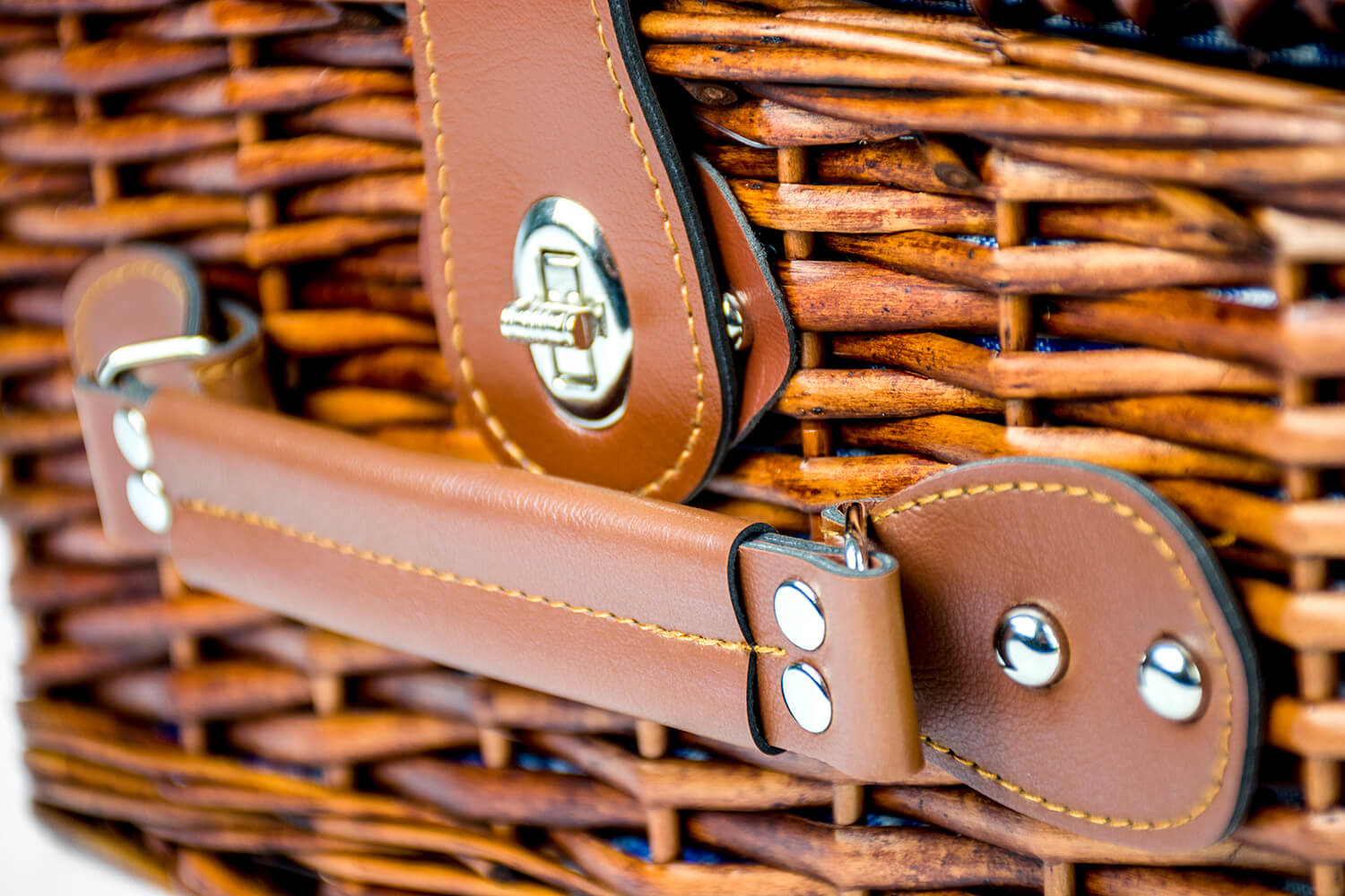 Picknickmand handgemaakt 4-persoons + servies & thermotas