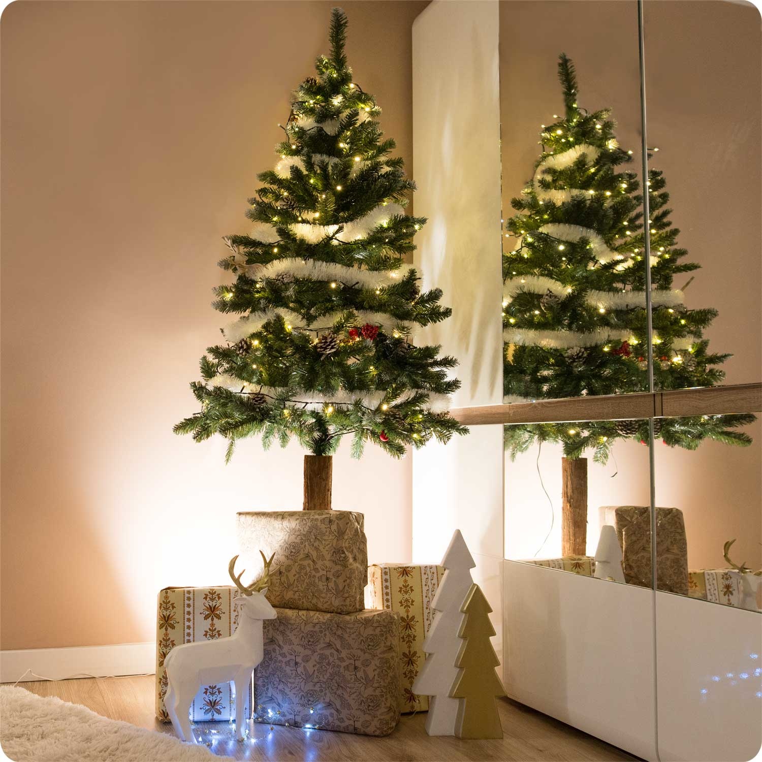 Kunstkerstboom - 180 cm - op houten stam - met Dennenappels