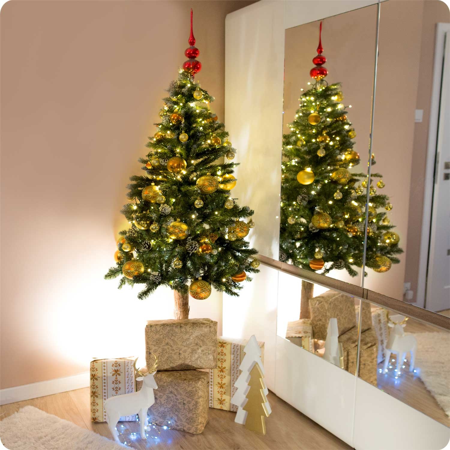 Kunstkerstboom - 180 cm - op houten stam - met Dennenappels
