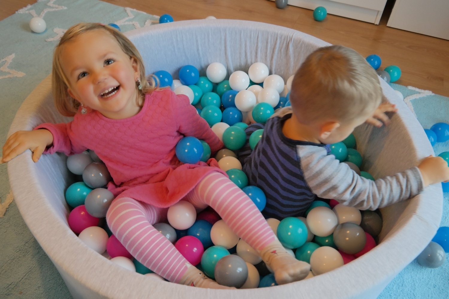 Ballenbak - 300 ballen - rond - 90x30 cm ballenbad - witte, babyblauw, grijze ballen