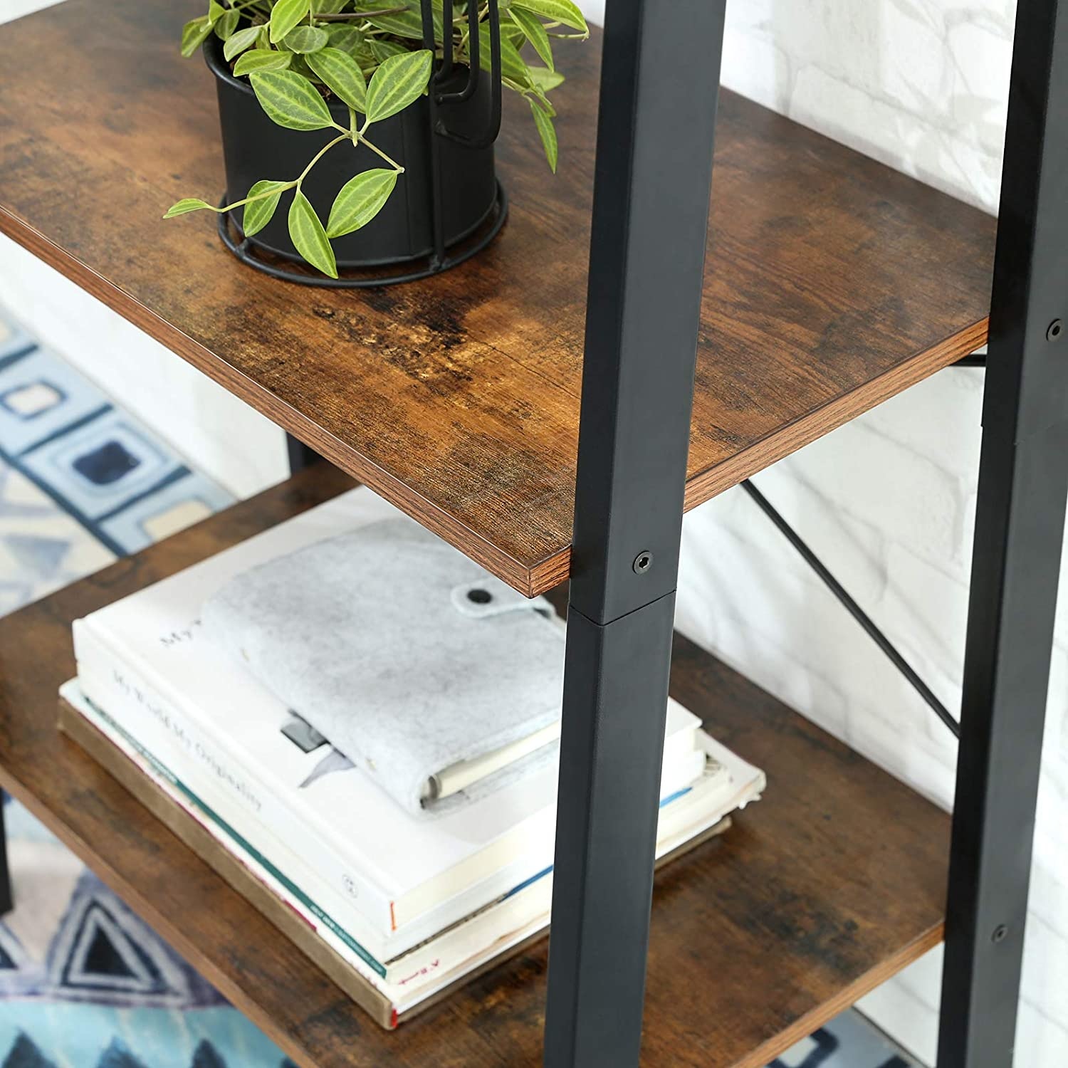 Boekenrek in vintage-stijl met vijf planken en een metalen frame 56 x 172 x 34 cm