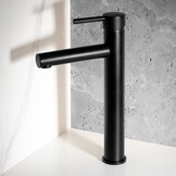 Zwarte hoge wastafelmengkraan met lange uitloop