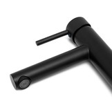 Zwarte hoge wastafelmengkraan met lange uitloop