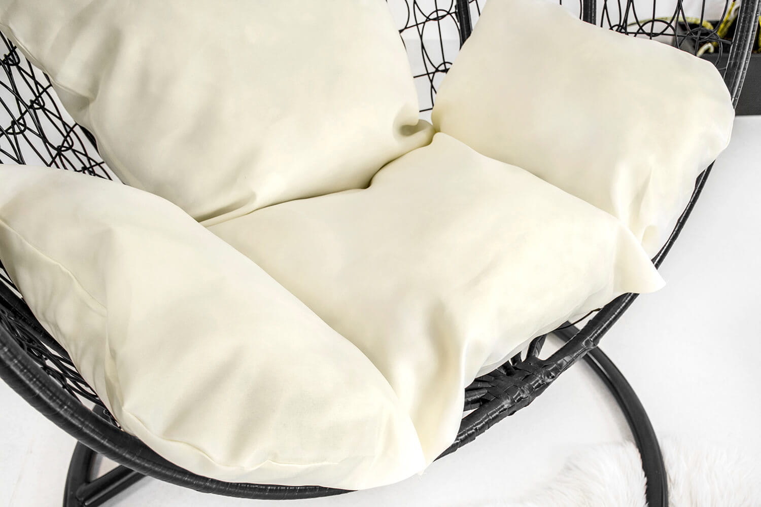 Hangstoel - met frame - zwart - beige kussen - tot 125 kg -