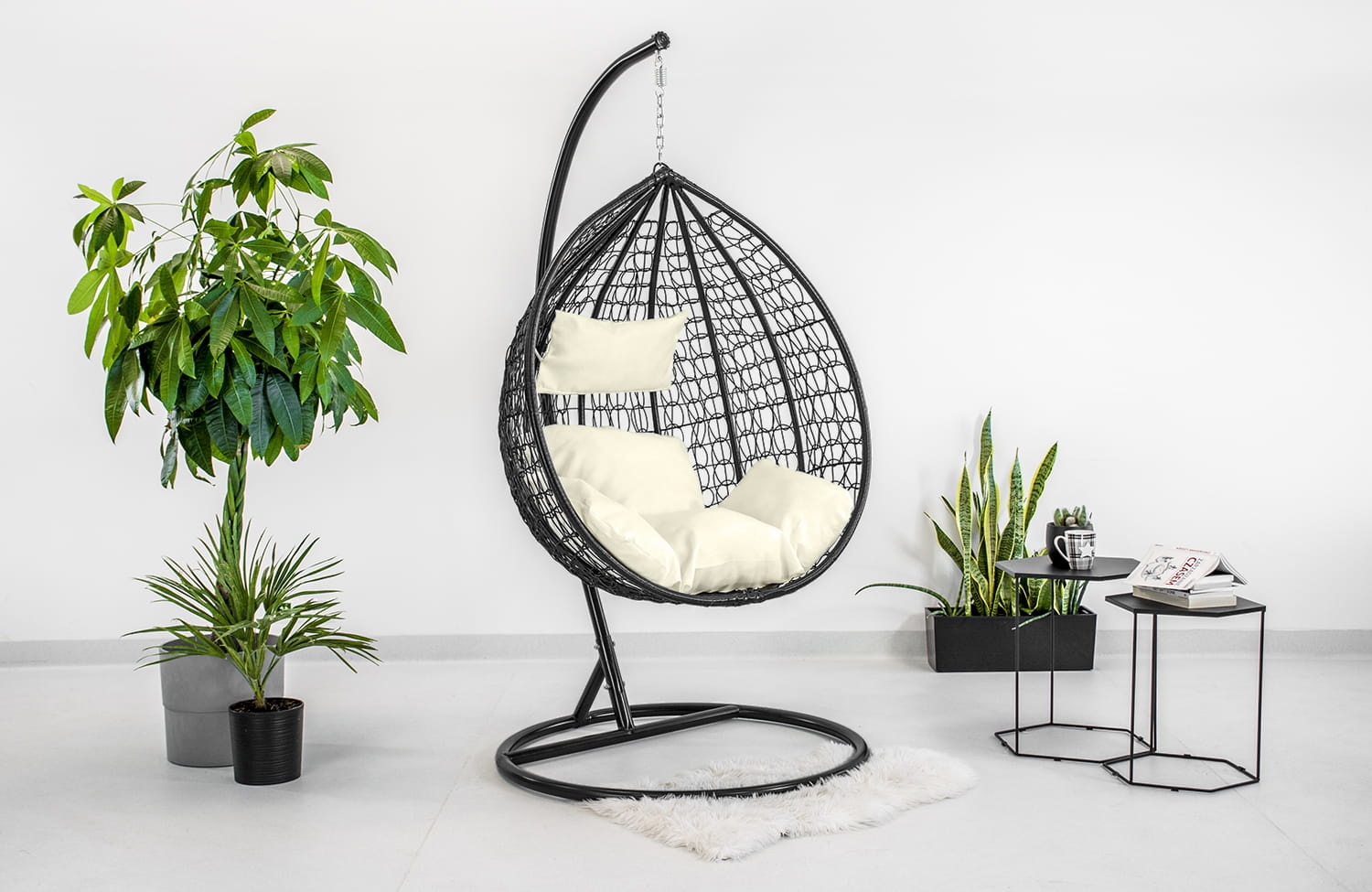 Hangstoel - met frame - zwart - beige kussen - tot 125 kg