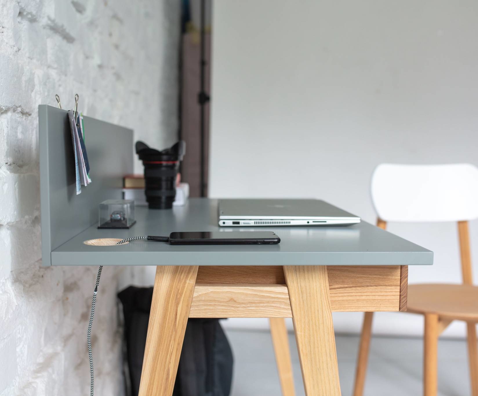Ashwood Luka schrijftafel in marineblauw met essenhouten poten
