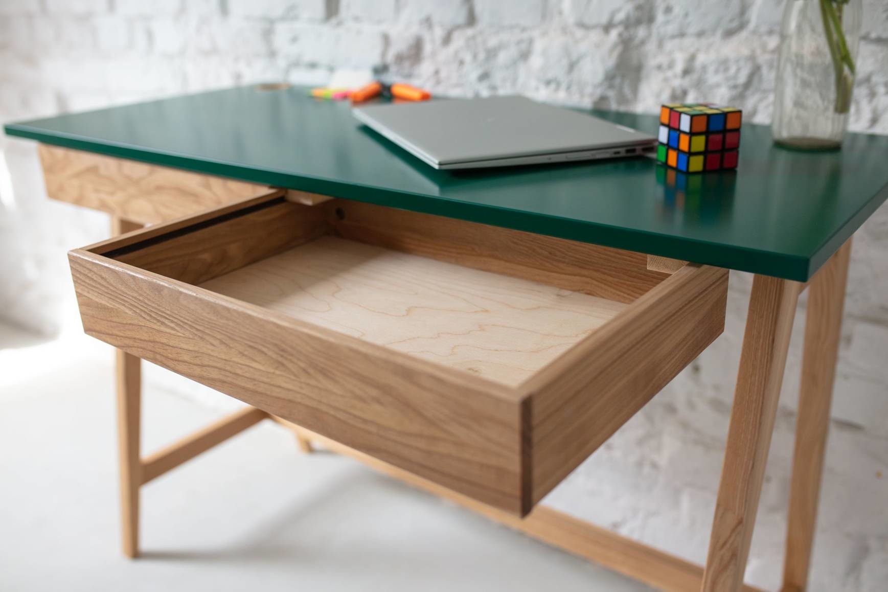 Ashwood Luka schrijftafel in marineblauw met essenhouten poten