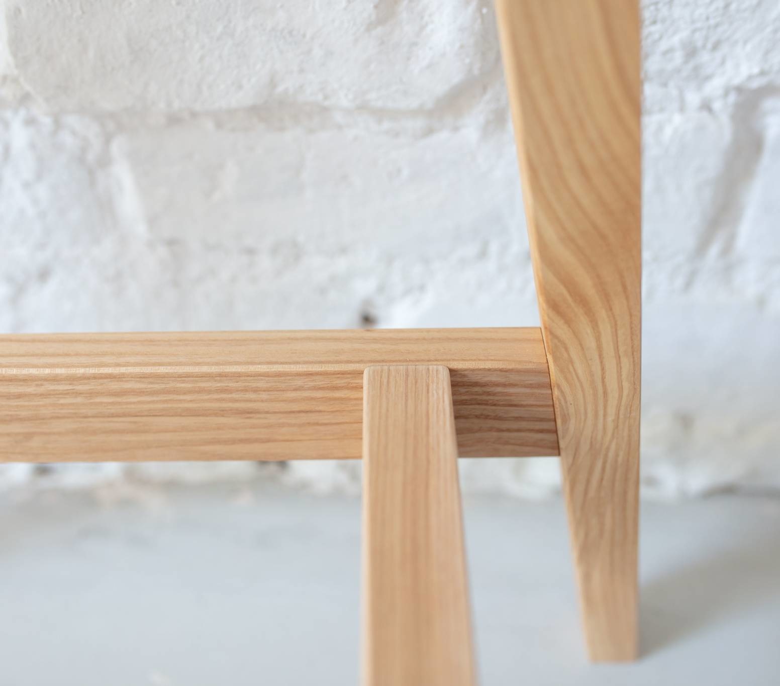 Ashwood Luka schrijftafel in marineblauw met essenhouten poten