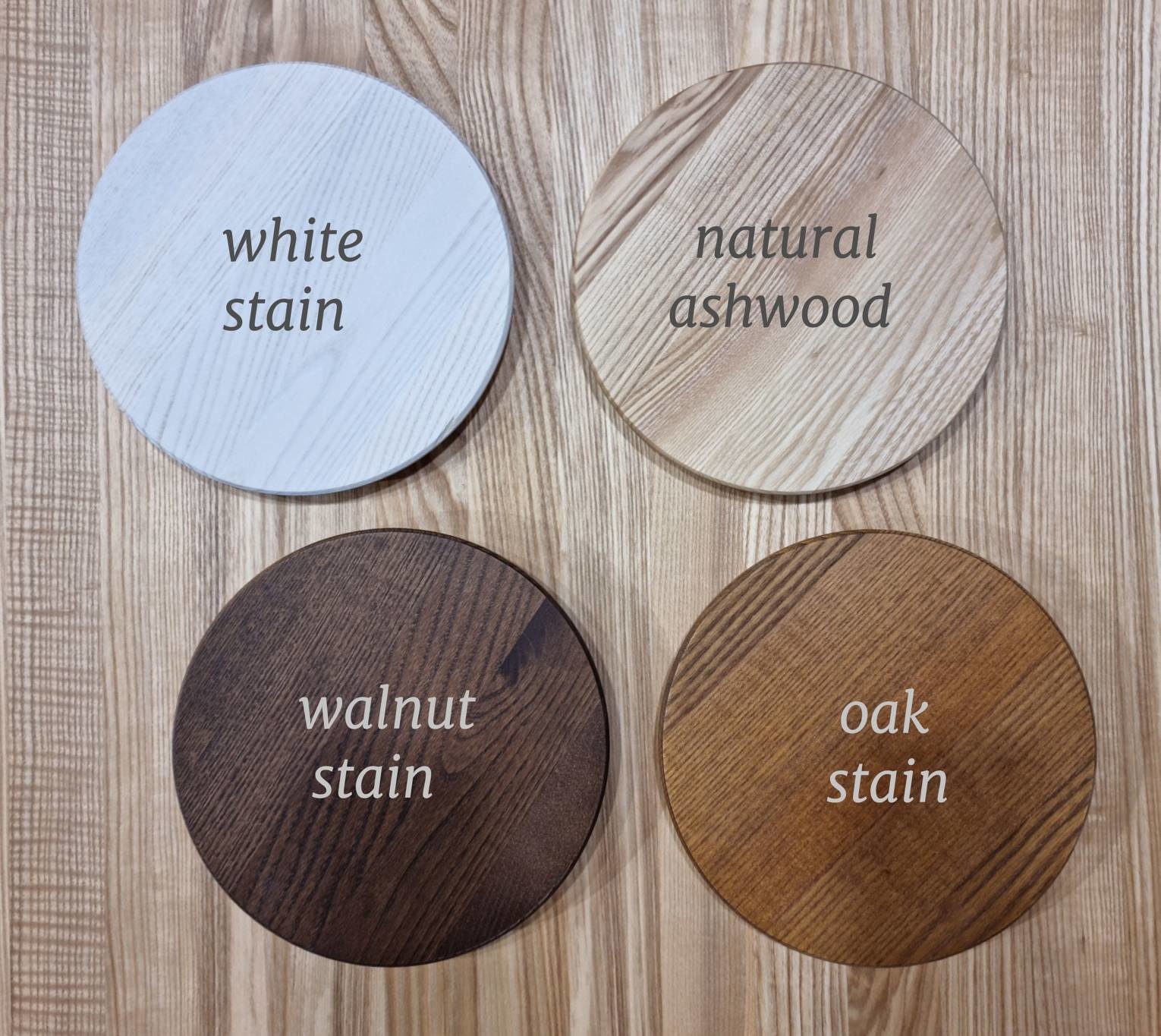 Ashwood Luka schrijftafel in marineblauw met essenhouten poten