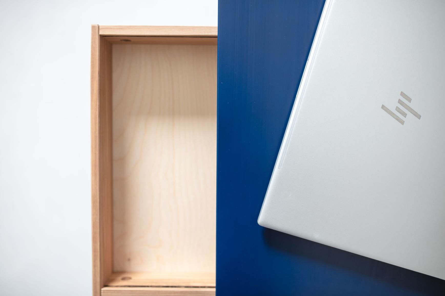 Ashwood Luka schrijfbureau in marineblauw | 65x75x50 cm | Essenhout poten & gelamineerd MDF | 1 lade