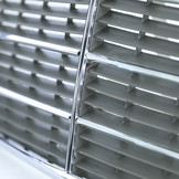 Radiateurgrill geschikt voor Mercedes W123 75-85 - Compleet met chromen frame en strips - OEM kwaliteit