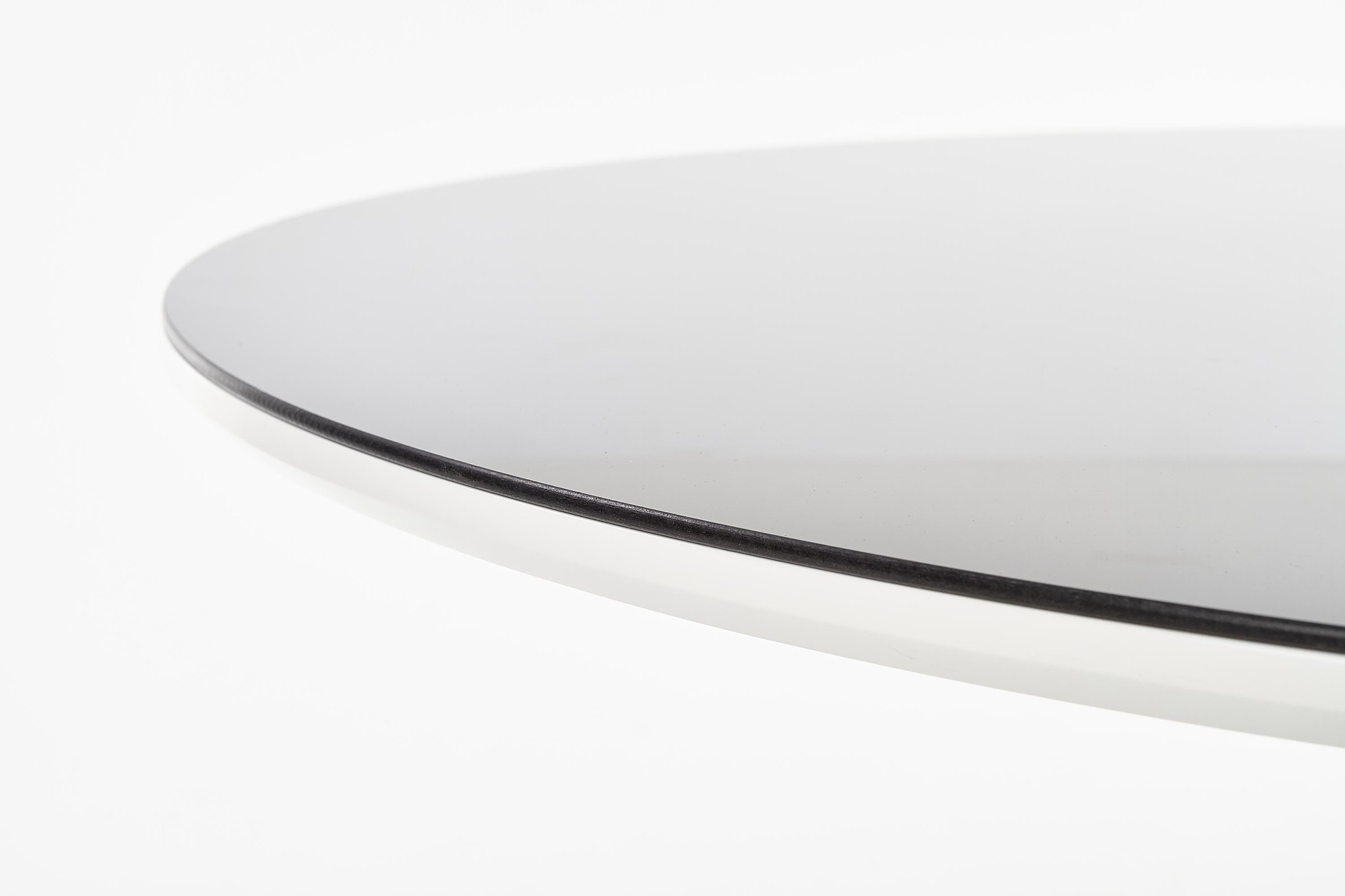 AVELAR - eettafel - glas - rond - 120x76 cm - zwart wit