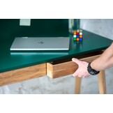 Bureau Luka - Saliegroen, Essenhouten poten, met 2 laden