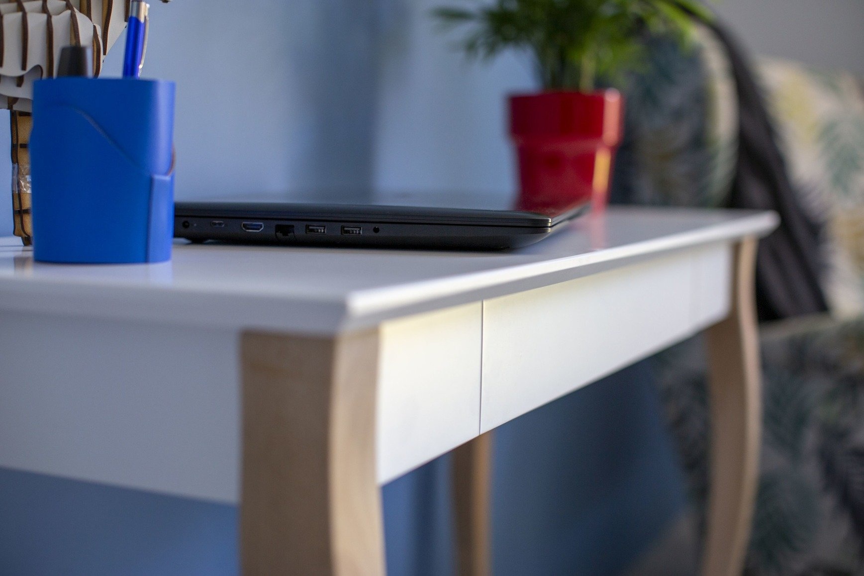 Bureau Lillo | Wit gelakt MDF | Beukenhouten poten | FSC gecertificeerd