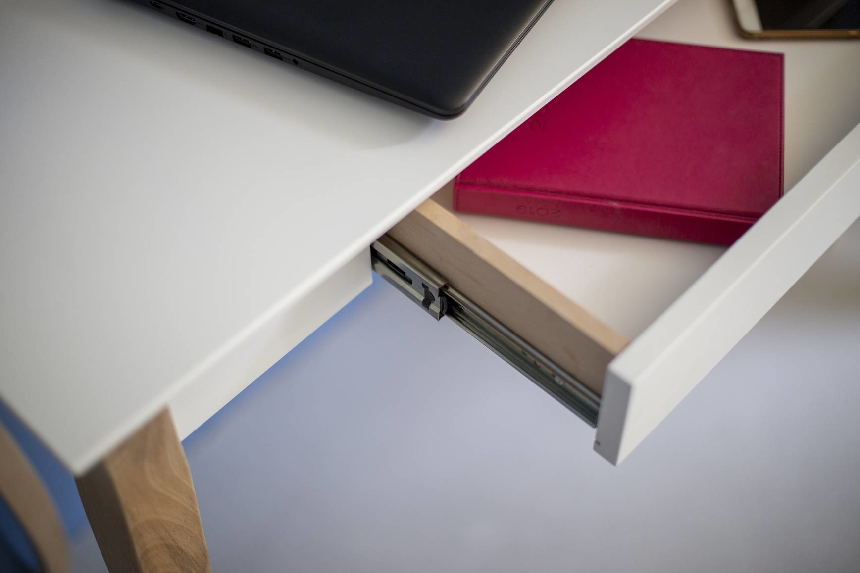 Bureau Lillo, Antiek Roze met natuurlijk beukenhouten poten - 105x40x74 cm