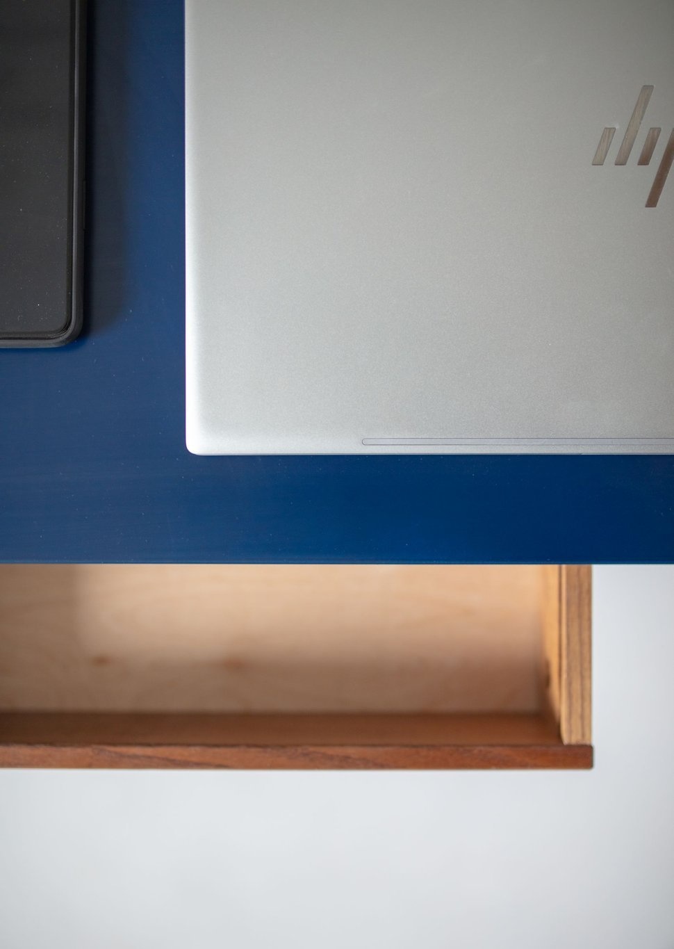 Hoekbureau Luka - 135cm breed - Rechts - Petrolblauw - Eiken poten - FSC gecertificeerd.