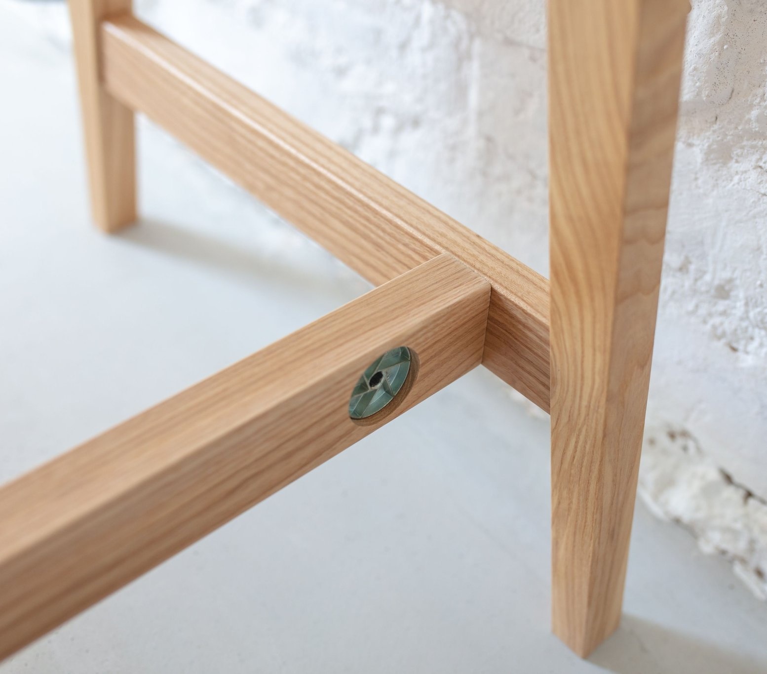 Essenhouten Luka hoekbureau met rood MDF blad - 2 lades - FSC gecertificeerd