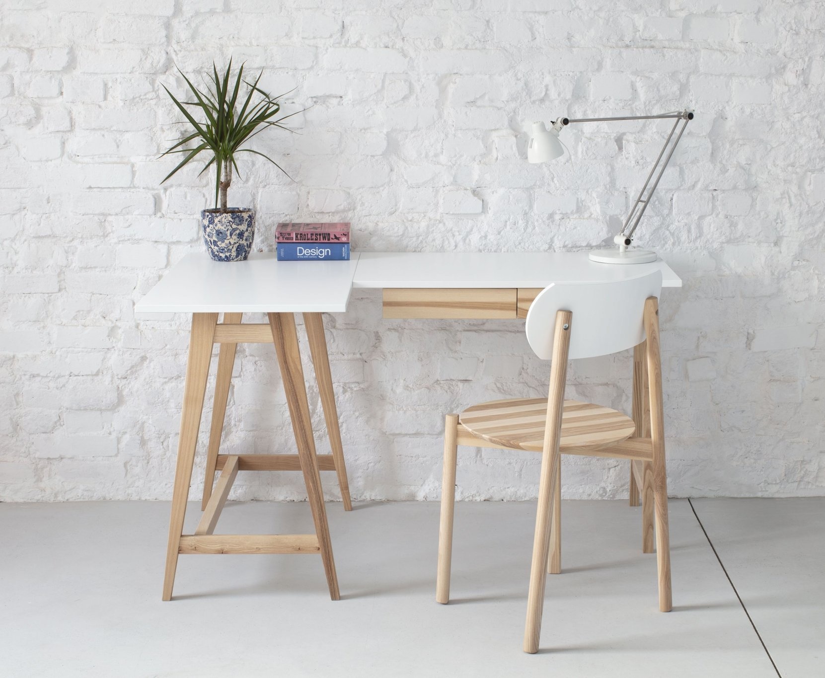 Hoekbureau Luka - Grafiet, Links - Essenhout poten - 135x85x75cm - FSC gecertificeerd - 2 lades