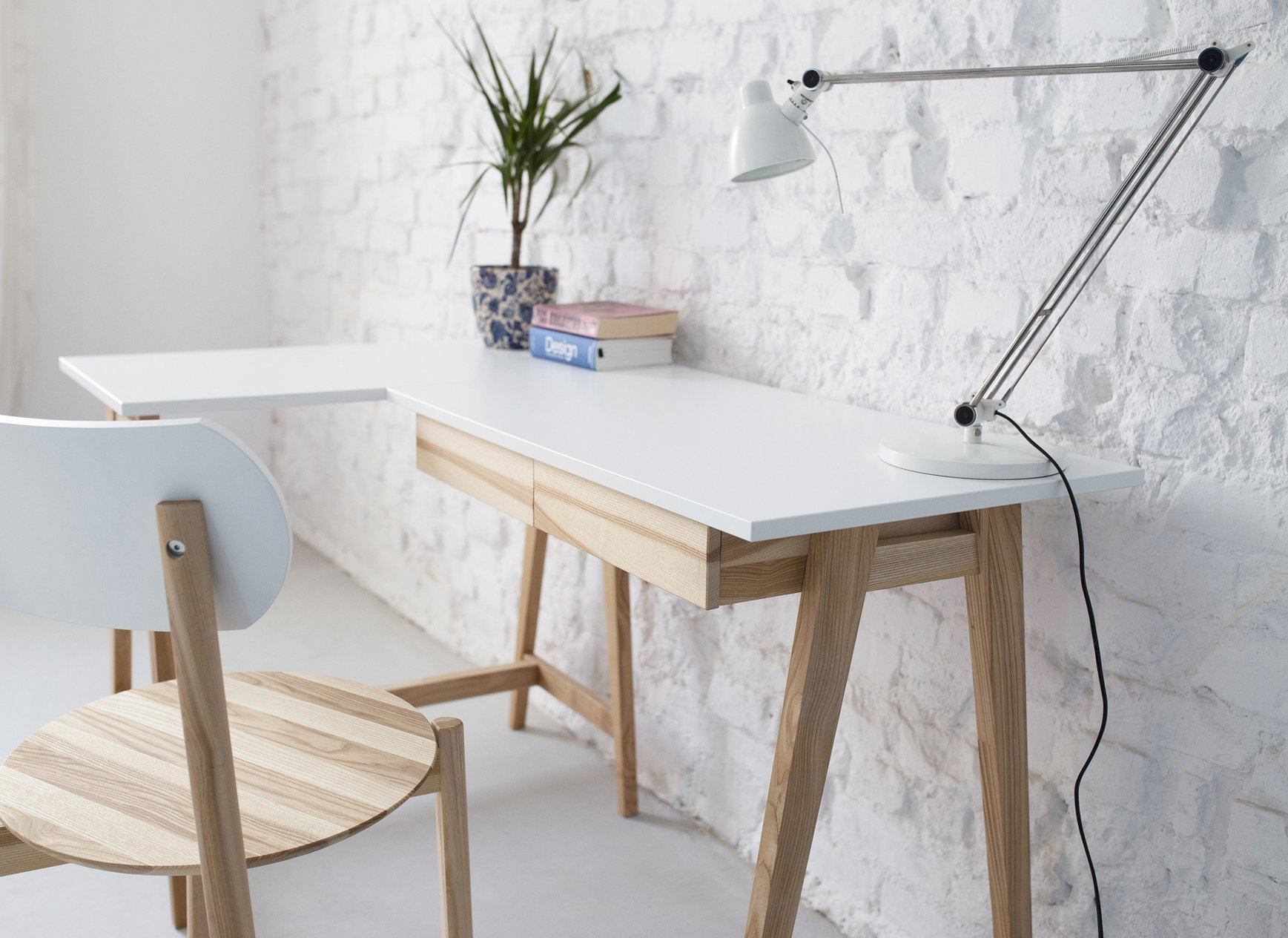 Hoekbureau Luka: essenhout poten, wit gelamineerd MDF & 2 lades