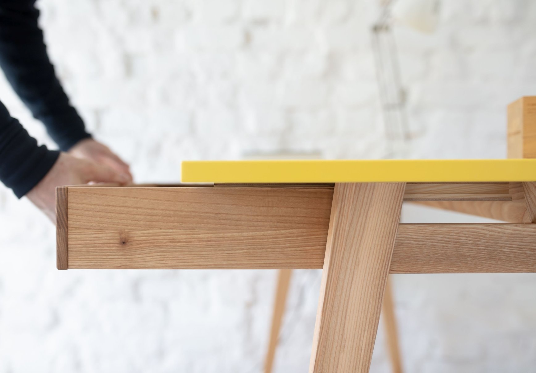 Hoekbureau Luka: essenhout poten, wit gelamineerd MDF & 2 lades