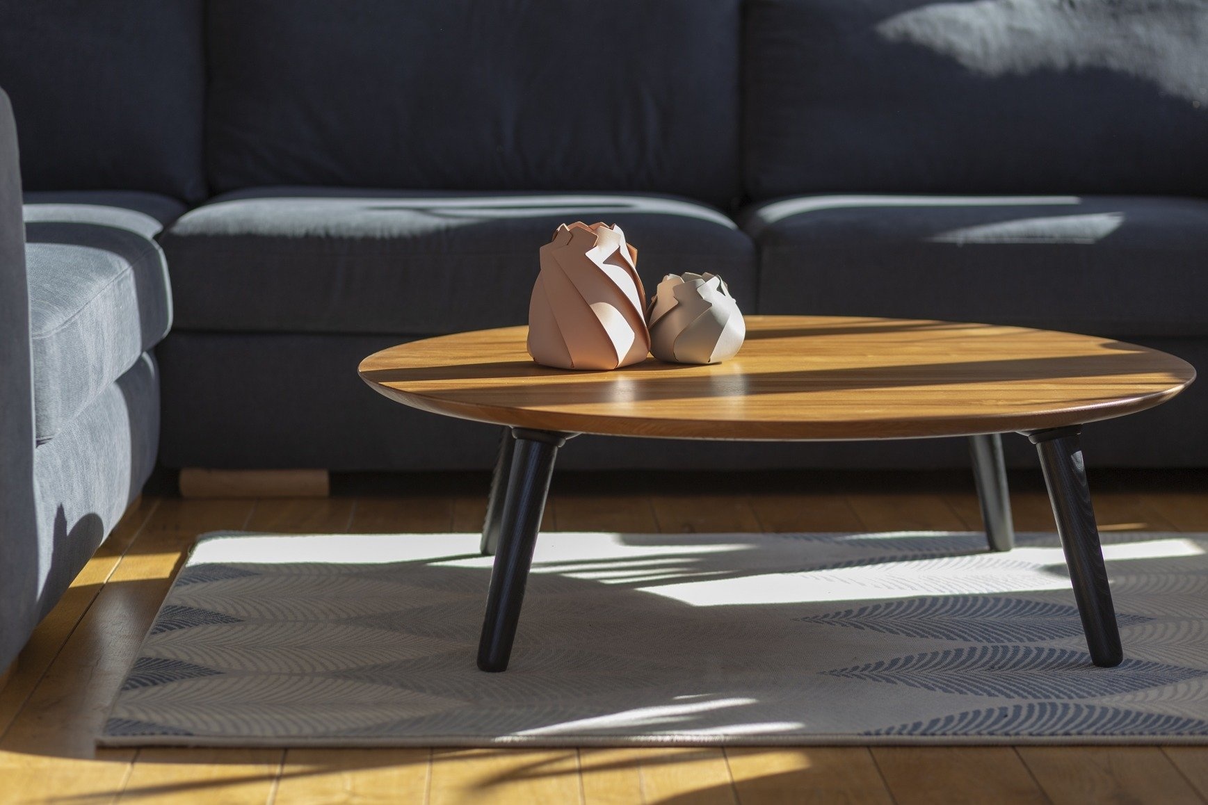 Essenhouten salontafel 100 cm met witte poten - FSC gecertificeerd