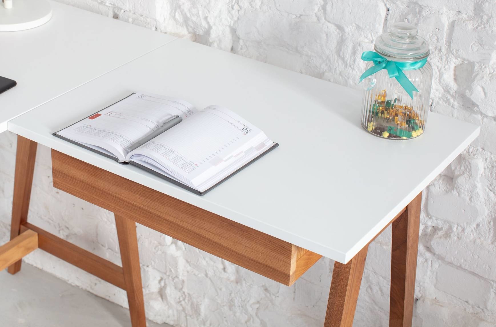 Hoekbureau Luka | Antiek Roze | Links | Essenhout & MDF | FSC gecertificeerd