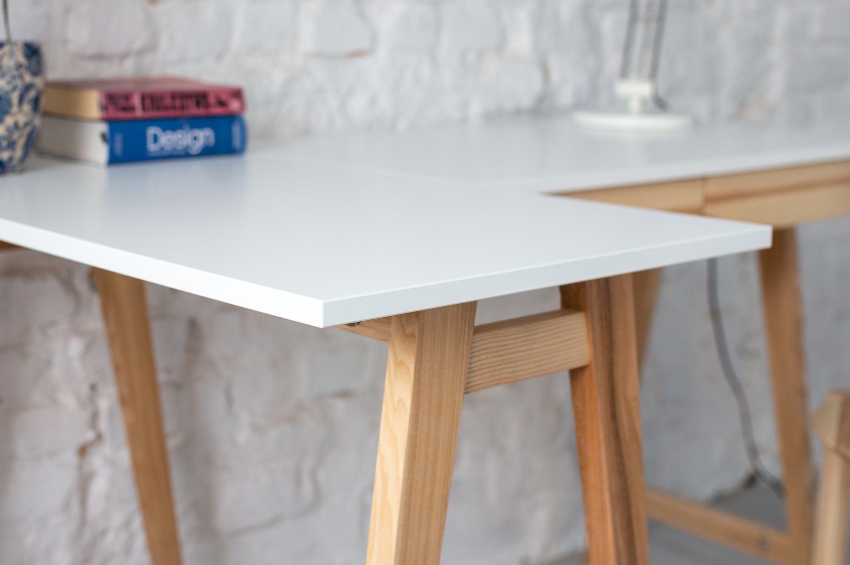 Hoekbureau Luka | Bruin Beige | Linkse oriëntatie | Essenhouten poten