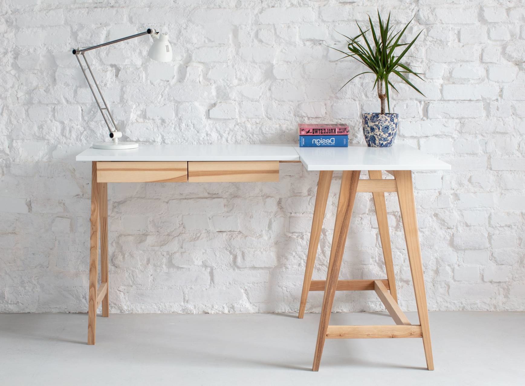 Hoekbureau Luka krijtwit rechts essenhout poten - 135x85x75 cm - 2 lades - FSC100% & FSCMIX gecertificeerd