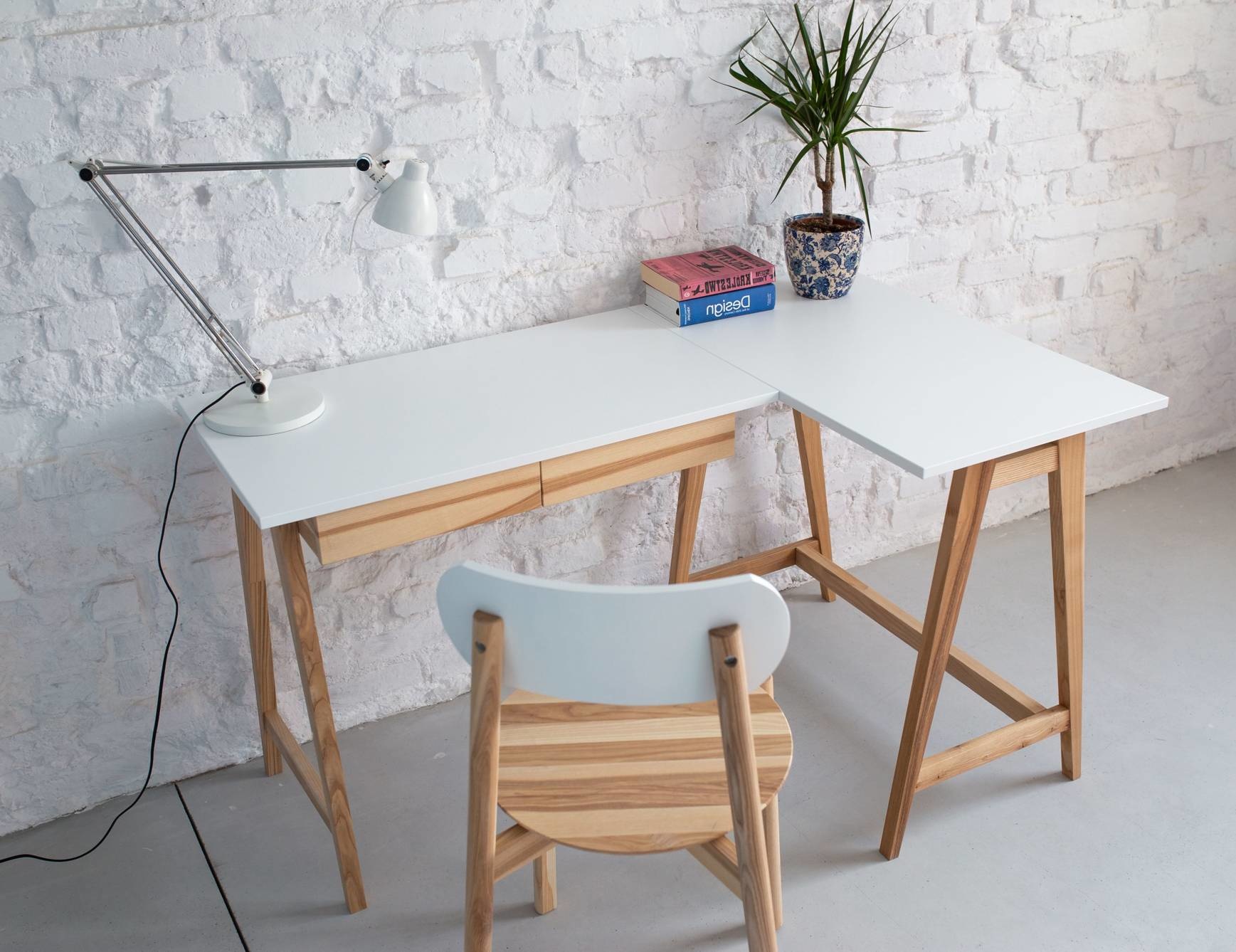 Hoekbureau Luka krijtwit rechts essenhout poten - 135x85x75 cm - 2 lades - FSC100% & FSCMIX gecertificeerd