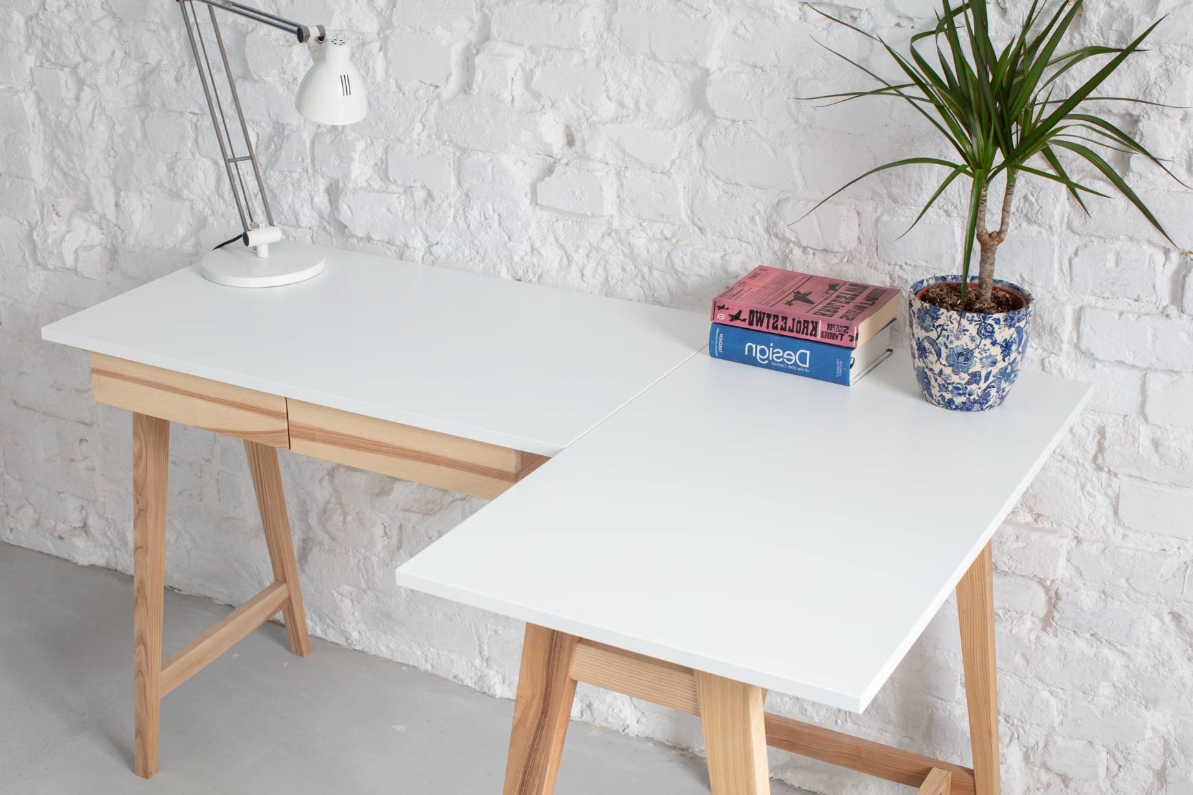 Hoekbureau Luka krijtwit rechts essenhout poten - 135x85x75 cm - 2 lades - FSC100% & FSCMIX gecertificeerd