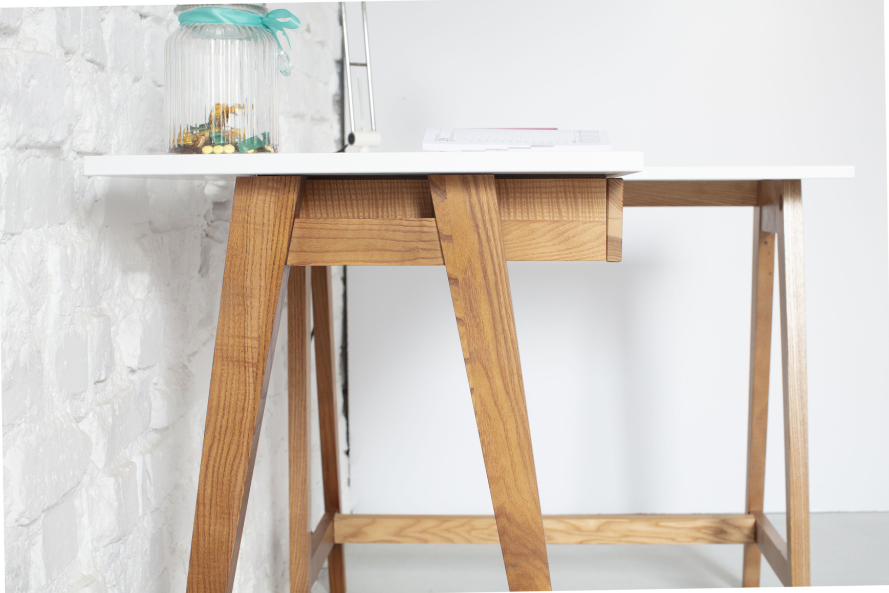 Hoekbureau Luka - Eiken poten - Essenhout & gelakt MDF - 2 laden