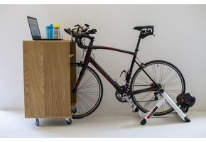 Fietstrainer kast in eiken kleur voor thuisgebruik