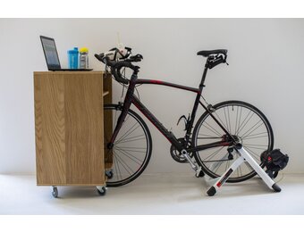 Fietstrainer kast in eiken kleur voor thuisgebruik