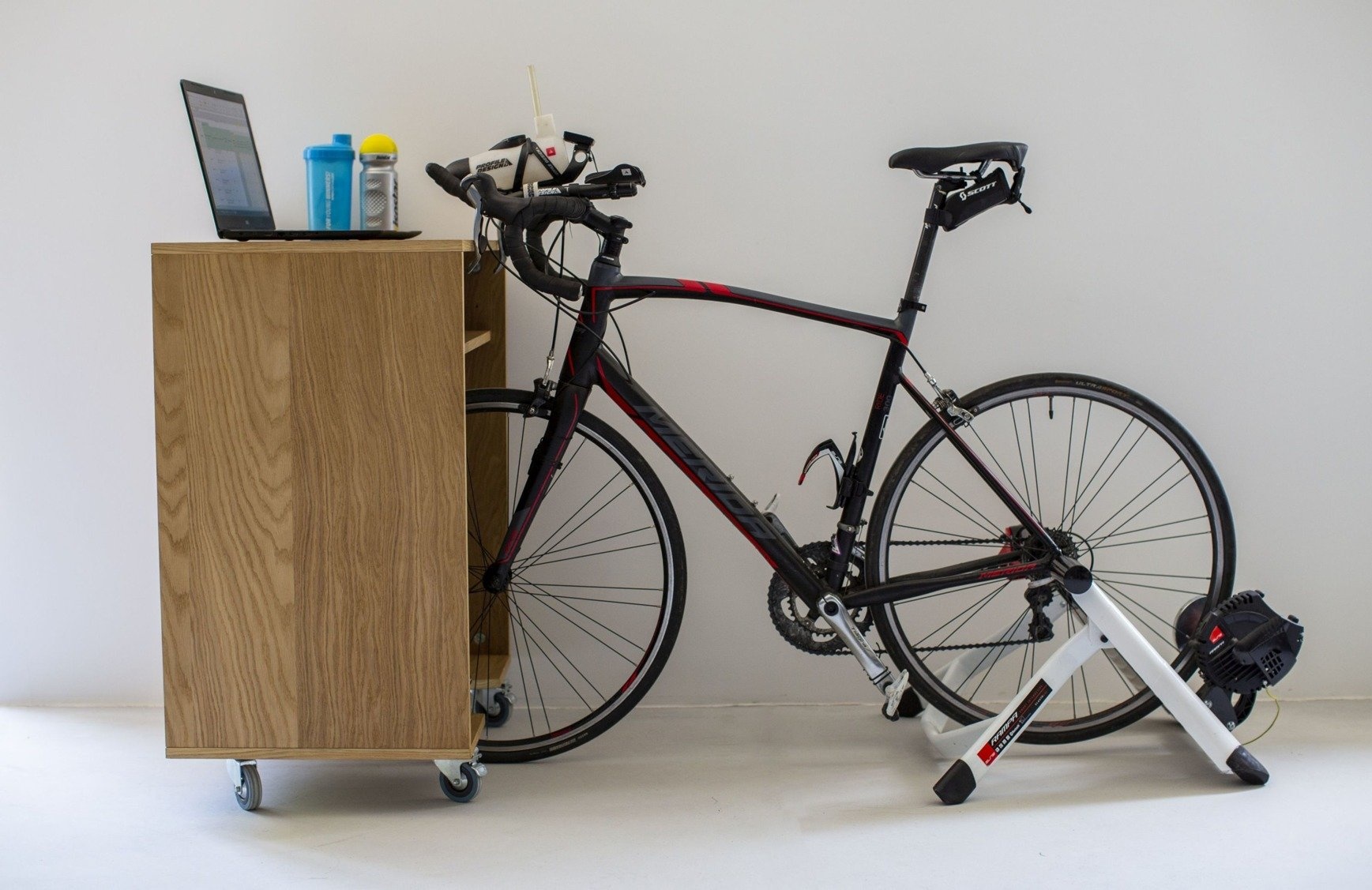 Fietstrainer kast in eiken kleur voor thuisgebruik