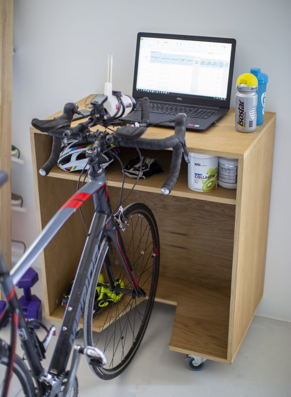 Fietstrainer kast in eiken kleur voor thuisgebruik