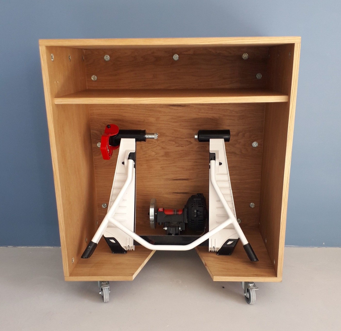 Fietstrainer kast in eiken kleur voor thuisgebruik