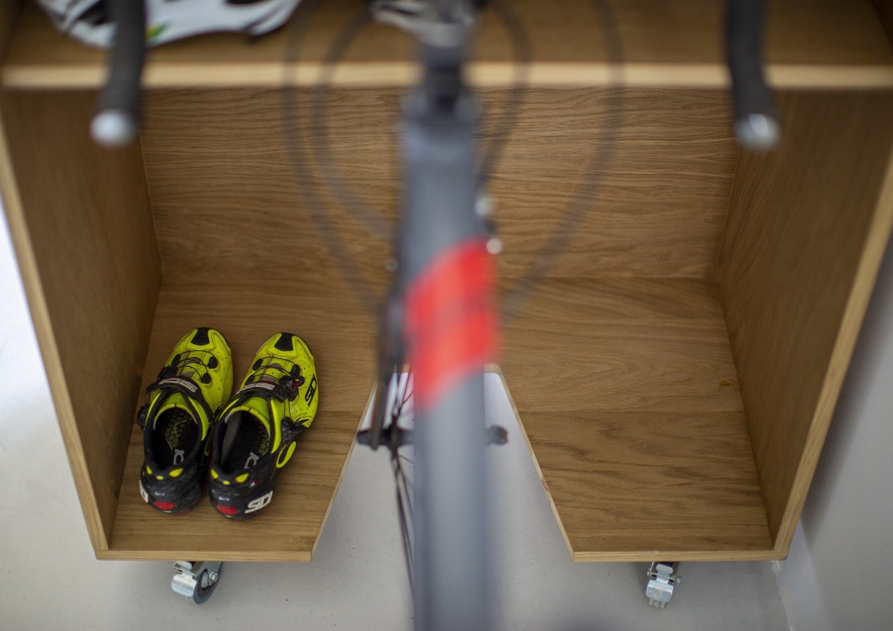 Fietstrainer kast in eiken kleur voor thuisgebruik