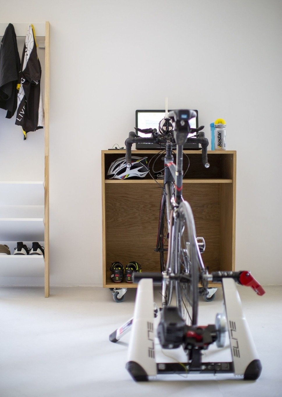 Fietstrainer kast in eiken kleur voor thuisgebruik