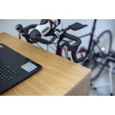 Fietstrainer kast in eiken kleur voor thuisgebruik