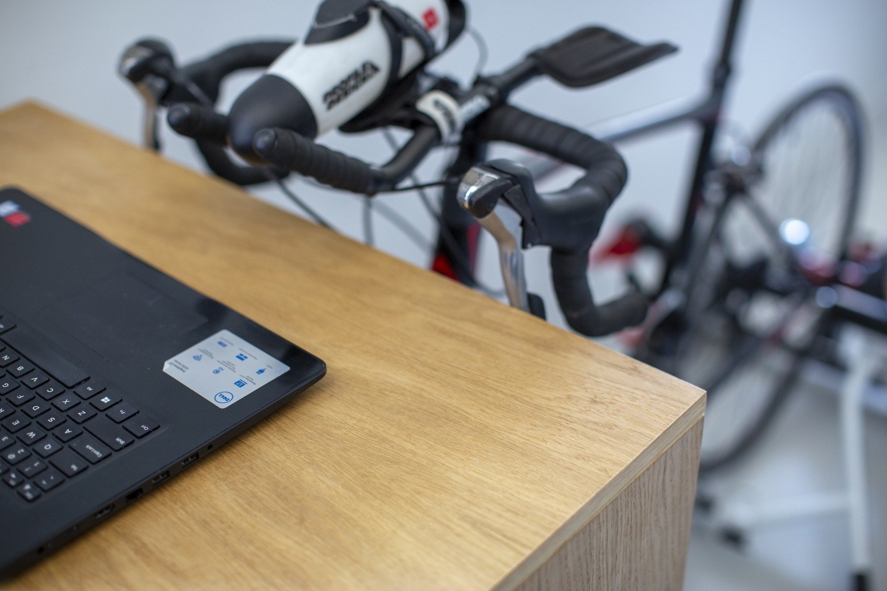 Fietstrainer kast in eiken kleur voor thuisgebruik