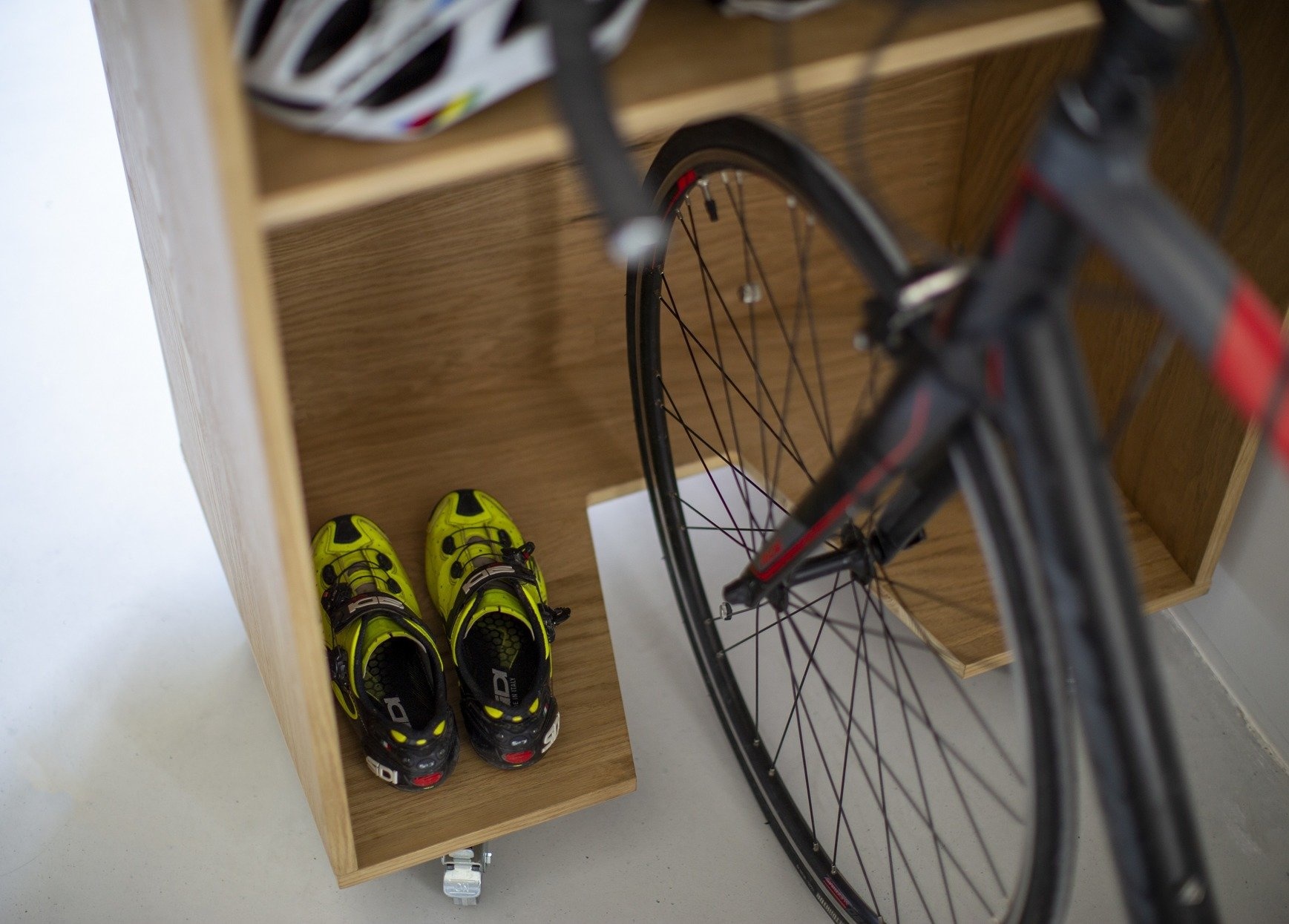 Fietstrainer kast in eiken kleur voor thuisgebruik