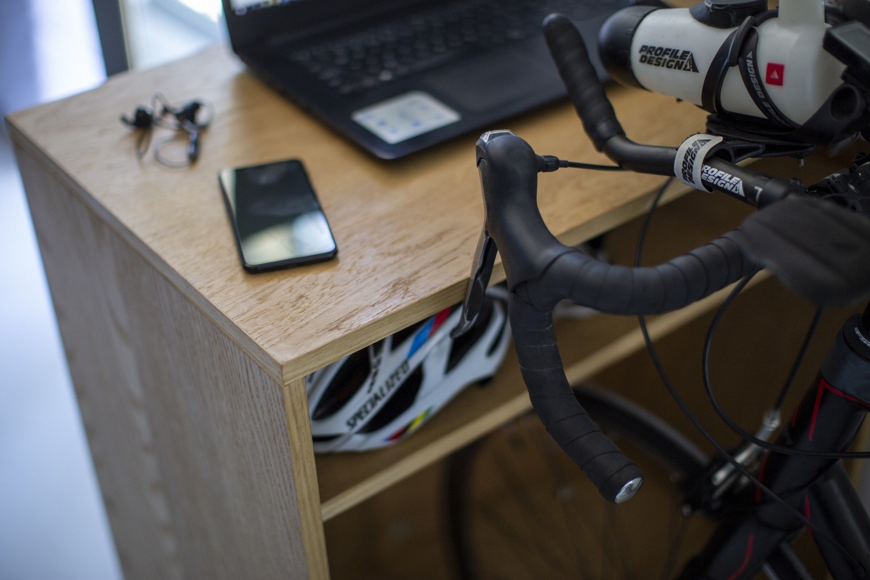 Fietstrainer kast in eiken kleur voor thuisgebruik