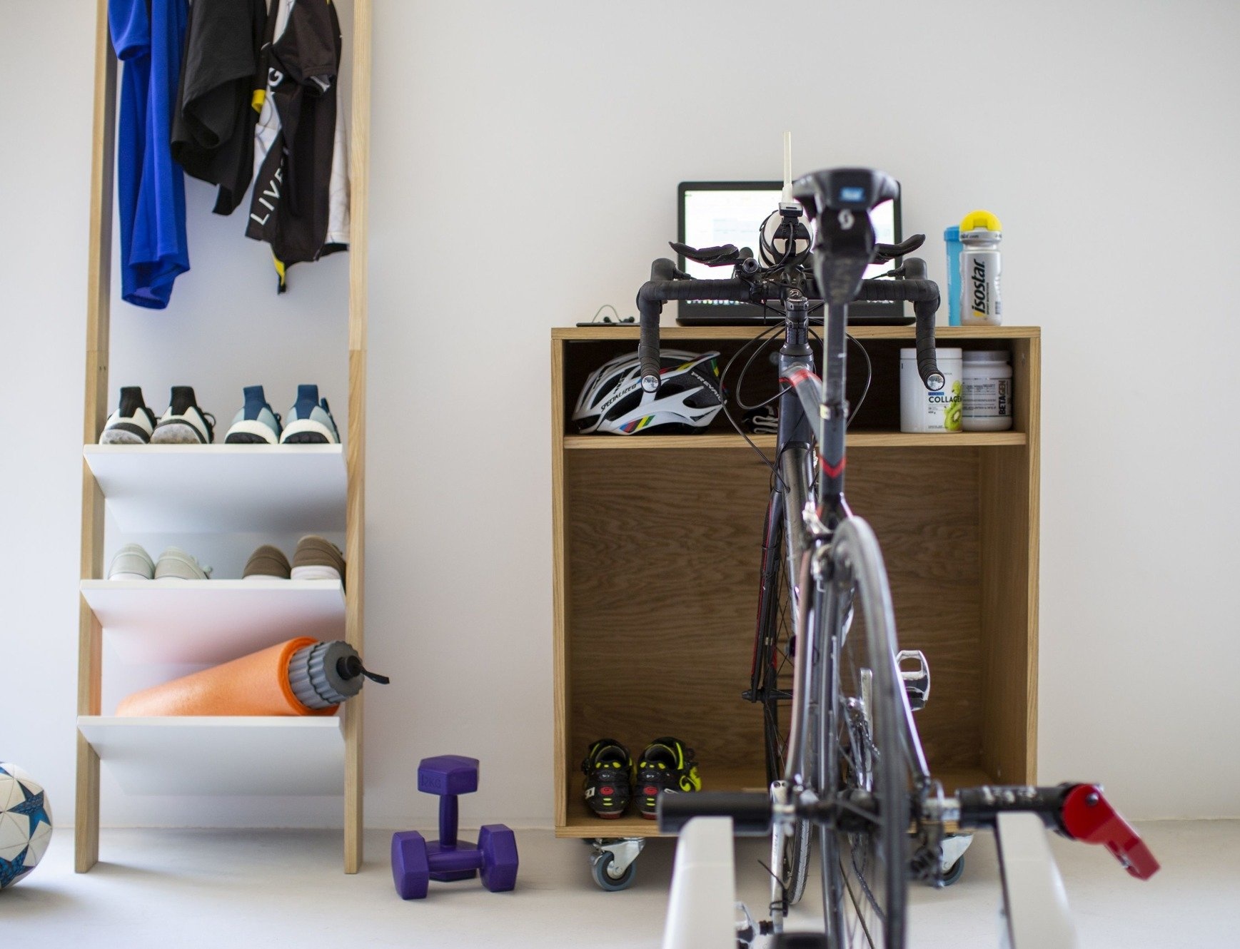 Fietstrainer kast in eiken kleur voor thuisgebruik