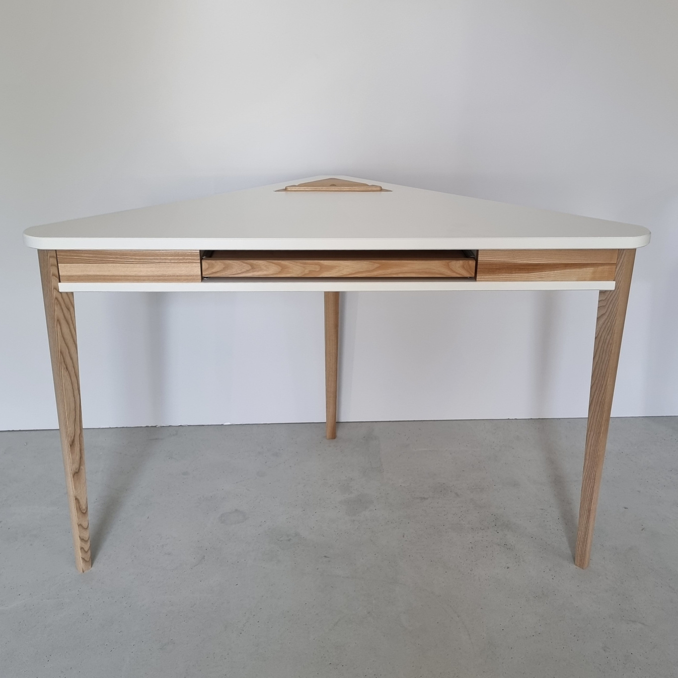 Hoekbureau Ashme - Essenhout & MDF, beverbruin, met toetsenbordlade