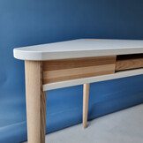 Hoekbureau Ashme - Essenhout & MDF, beverbruin, met toetsenbordlade