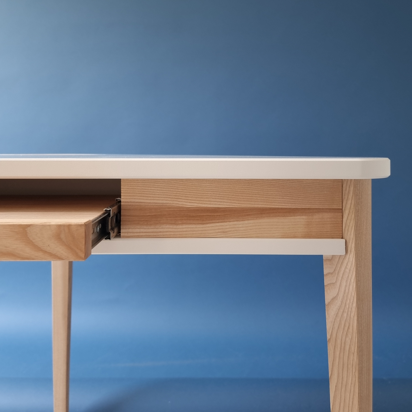 Hoekbureau Ashme - Essenhout & MDF, beverbruin, met toetsenbordlade