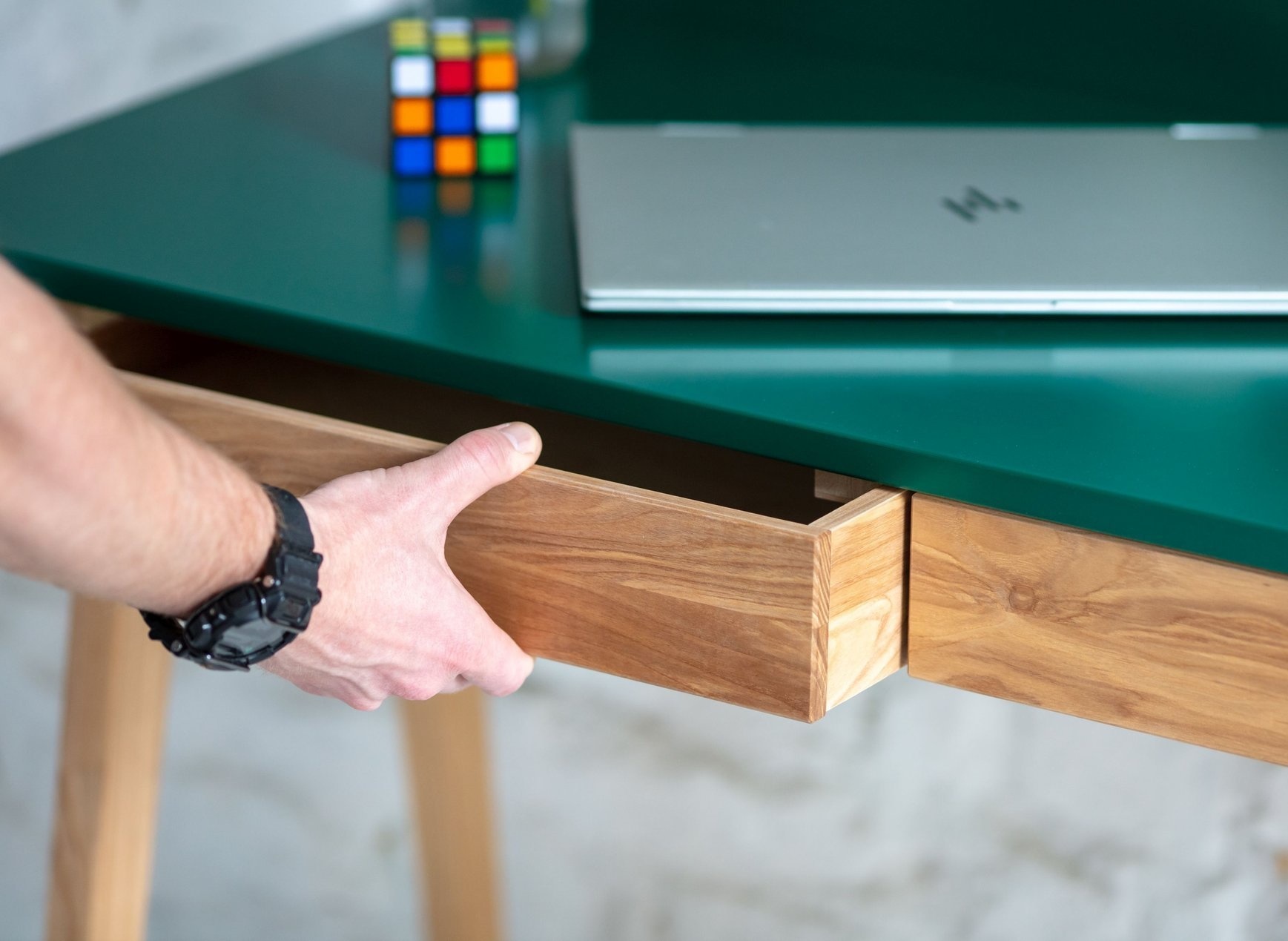 Hoekbureau Luka in marineblauw met essenhouten poten - FSC gecertificeerd