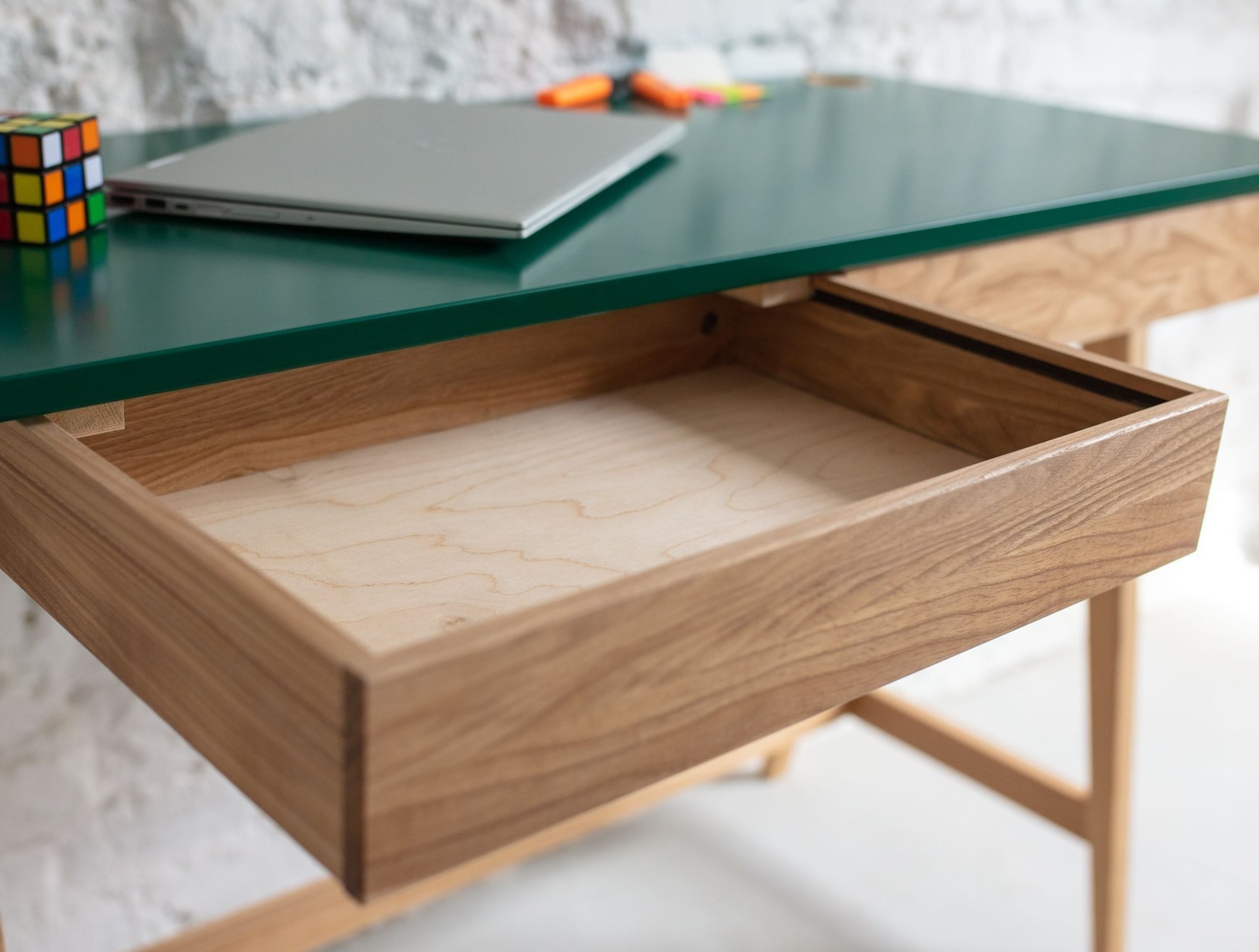 Essenhouten hoekbureau Luka links - 135x85 cm - donkergrijs beton - FSC gecertificeerd