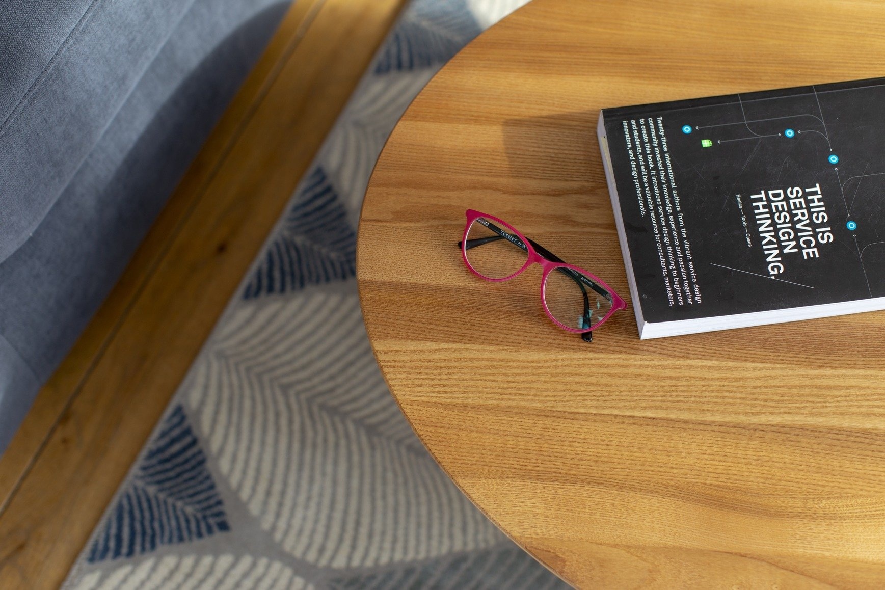 Essenhouten salontafel Ovo - witte poten - 110x70x31cm