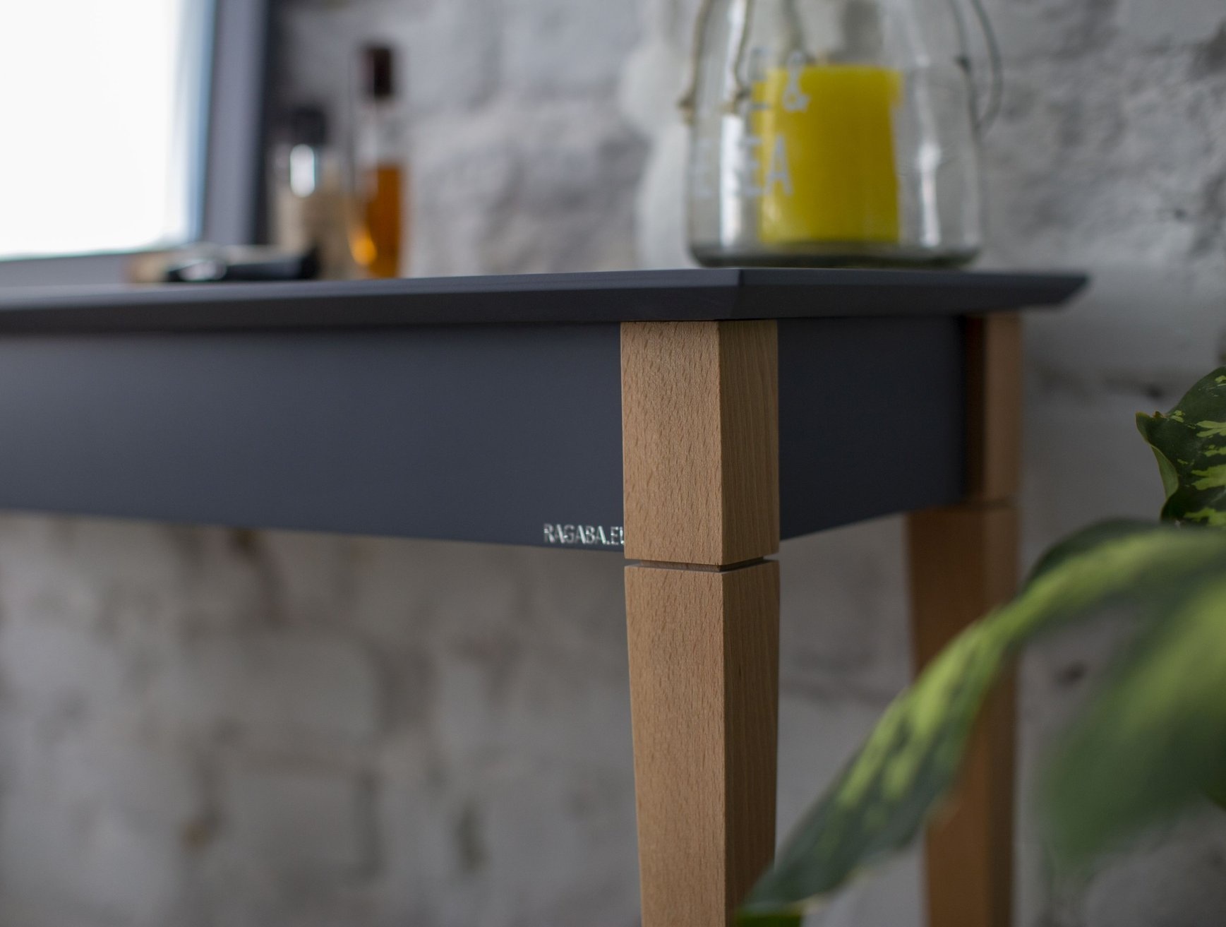 Kaptafel Mimo: Beukenhout & Rode Gelakte MDF, FSC-gecertificeerd